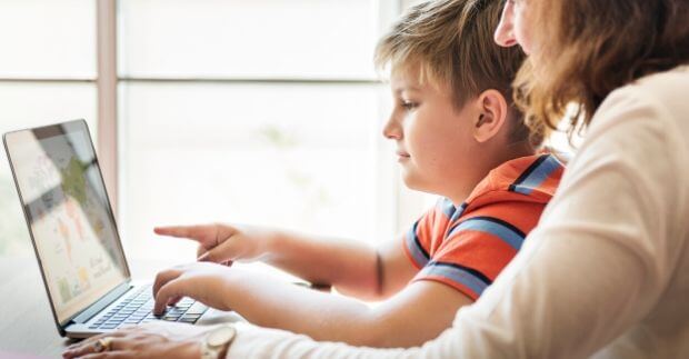 Kid learning to code with mom