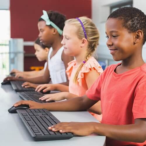 kids in elementary coding class